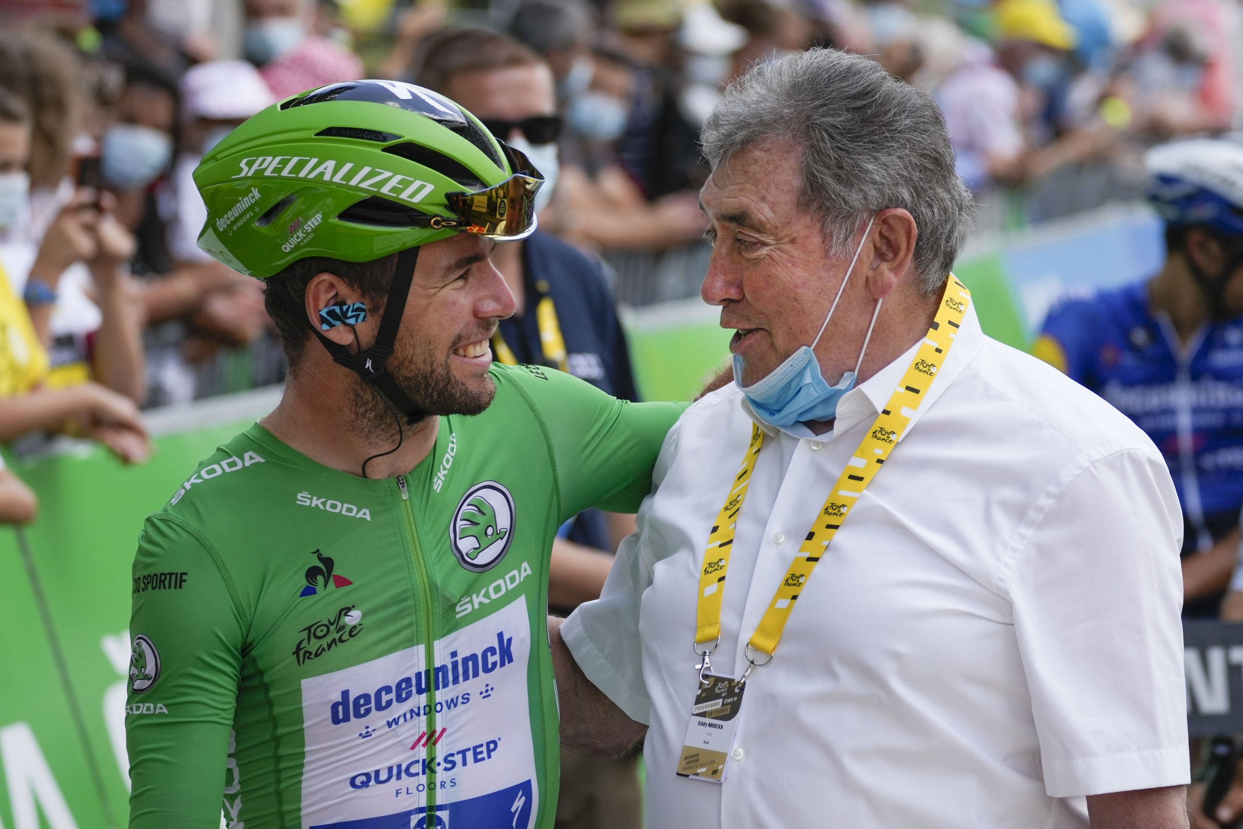 Pred etapo sta se pozdravila Mark Cavendish in Eddy Merckx. Foto: AP Photo/Daniel Cole