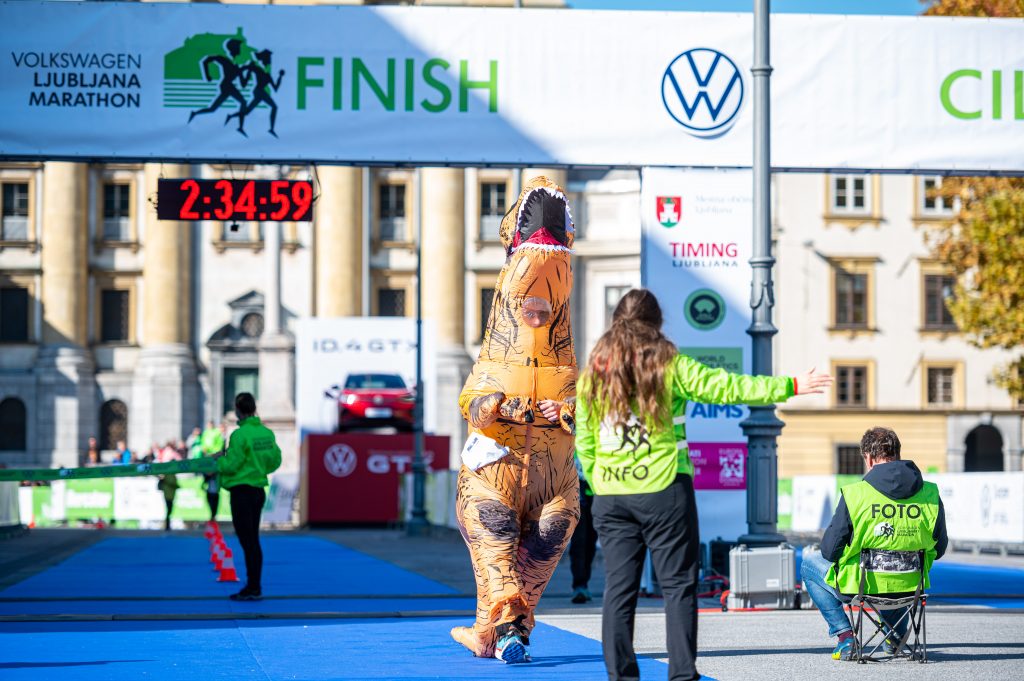 Dinozaver na Ljubljanskem maratonu. FOTO: Uroš Skaza