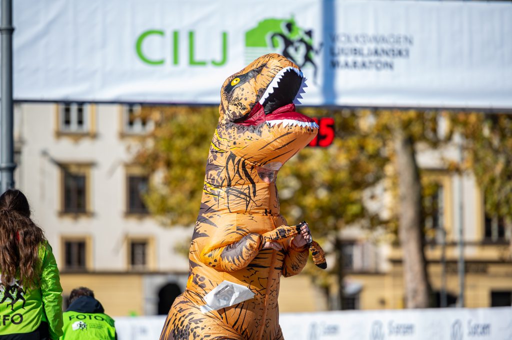 Dinozaver na Ljubljanskem maratonu. FOTO: Uroš Skaza
