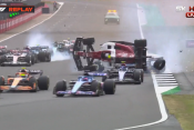 Grozljiva nesreča: dirkalnik Formule 1 poletel čez ogrado