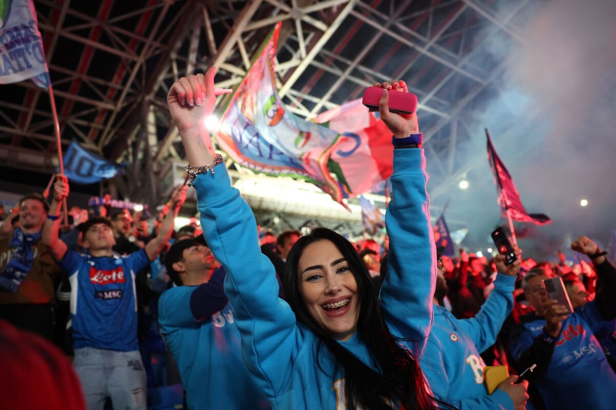 Delirij v Neaplju, kjer so vendarle dobili naslednike Maradone (FOTO)