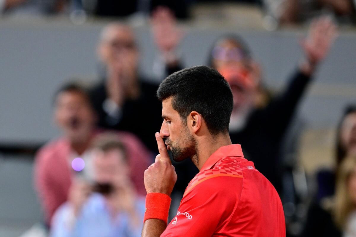 Quand Djokovic a enlevé sa chemise, tout le monde était sans voix (VIDEO)