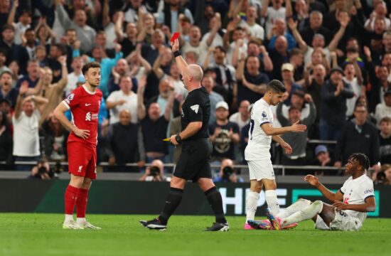 Liverpool z devetimi igralci klonil v 96. minuti, slaba volja v Manchestru