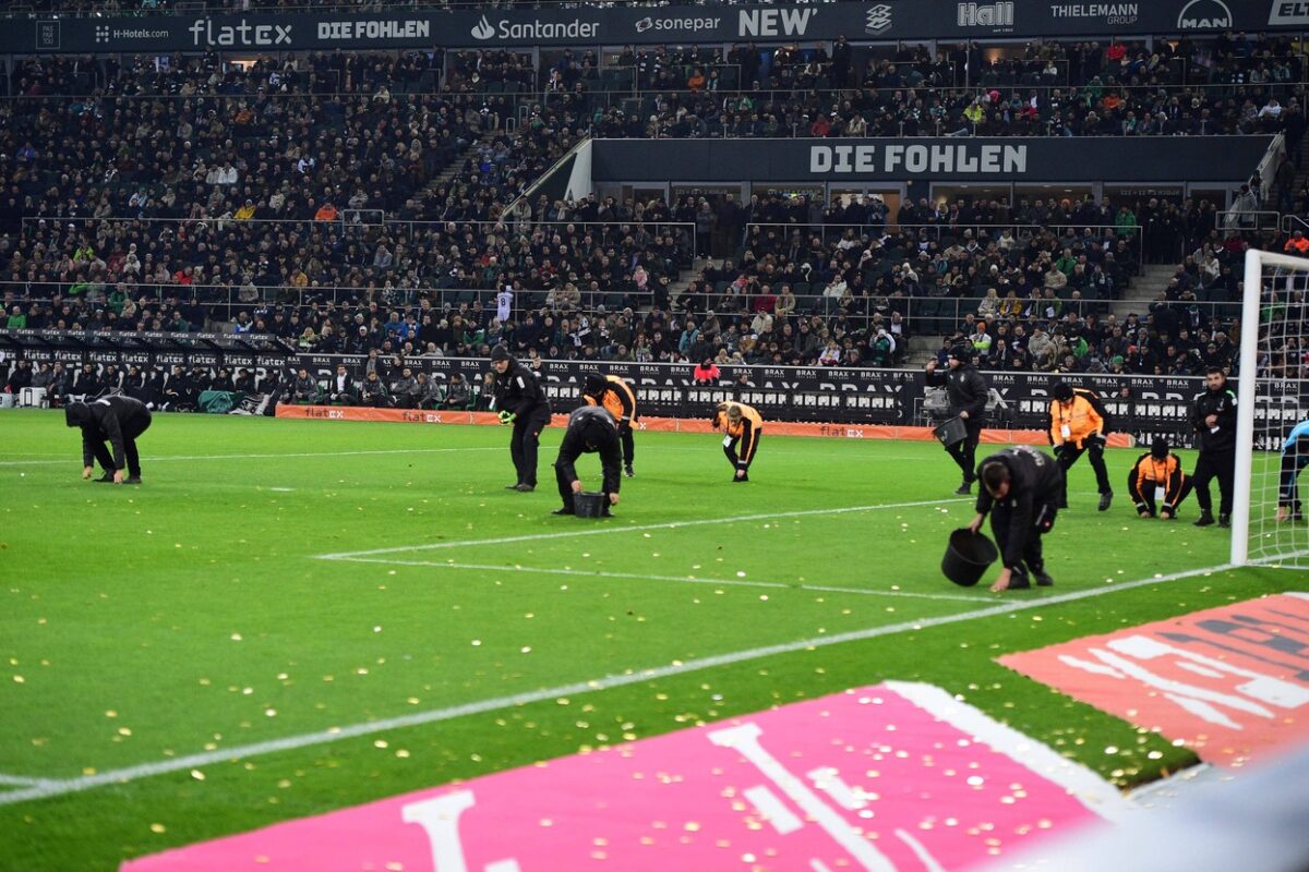 Als Zeichen des Protests überschütteten deutsche Fans das Spielfeld mit Schokoladenmünzen