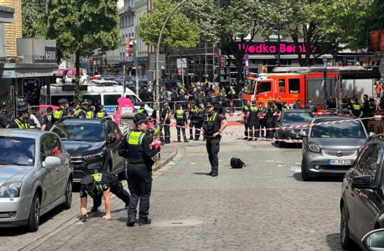 Hud incident v Hamburgu: moški grozil s krampom in sežigalno bombo (VIDEO)