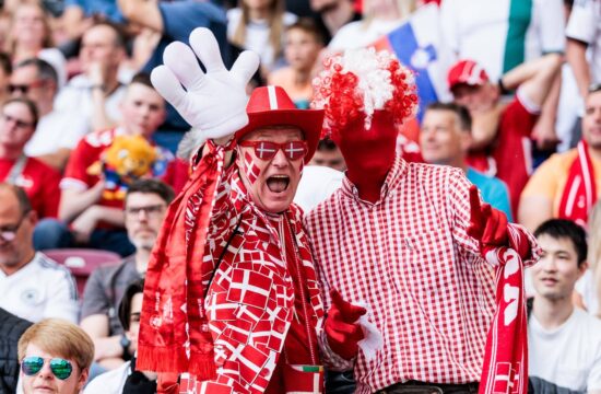 UEFA EURO 2024: Slowenien - Dänemark; 16.06.2024 Dänische Fans posieren für die Kamera UEFA EURO 2024: Slowenien - Dänem