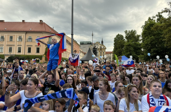 Več tisoč ljudi pozdravilo prihod slovenskih nogometašev (VIDEO)