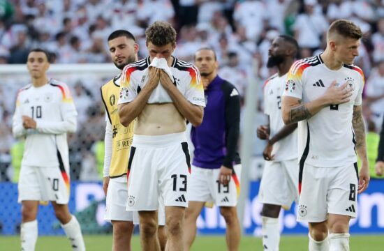 Thomas Müller , Toni Kroos enttäuscht nach Spielende / Enttäuschung / / Fußball Fussball / Europameisterschaft Euro 2024