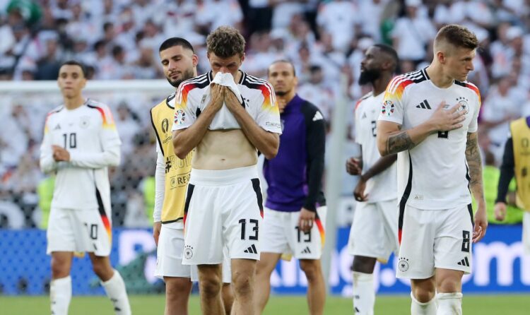 Thomas Müller , Toni Kroos enttäuscht nach Spielende / Enttäuschung / / Fußball Fussball / Europameisterschaft Euro 2024