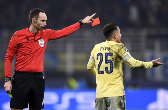 port Bilder des Tages FC Internazionale v FC Porto - UEFA Champions League Referee Srdan Jovanovic (Srdjan Jovanovic) s