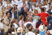 Novak Djokovic Team und Familie in der Spielerloge L-R.Onkel Goran Djokovic und Mutter Dijana Djokovic gratulieren Novak