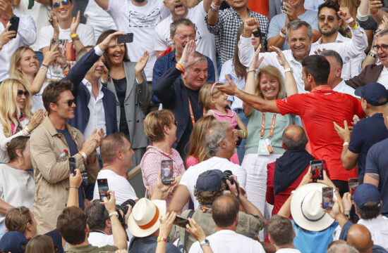 Novak Djokovic Team und Familie in der Spielerloge L-R.Onkel Goran Djokovic und Mutter Dijana Djokovic gratulieren Novak