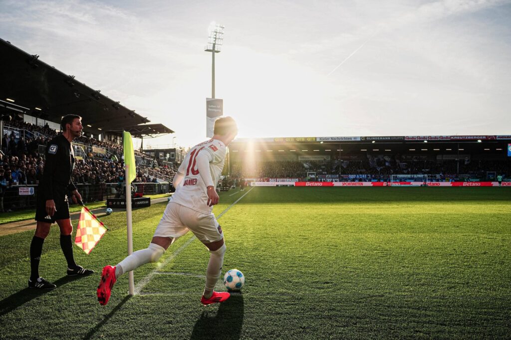 Eckball Paul Wanner (1. FC Heidenheim, 10) GER, Holstein Kiel vs. 1. FC Heidenheim, Fussball, Bundesliga, Spieltag 9, Sa