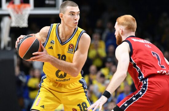 Ziga Samar (ALBA Berlin, 18), Niccolo Mannion (Emporio Armani Milan, 2) GER, ALBA Berlin gegen EA7 Emporio Armani Milan,