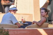 Jannik Sinner et son amie Anna Lalinskaya a la piscine a Porto Cervo