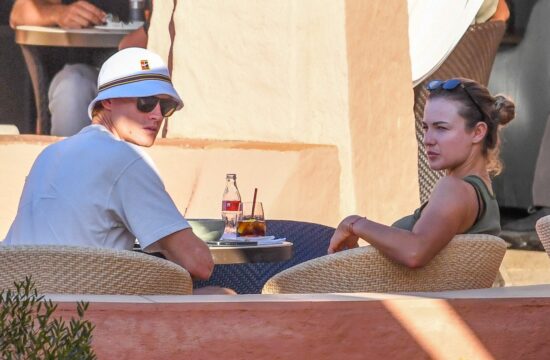 Jannik Sinner et son amie Anna Lalinskaya a la piscine a Porto Cervo