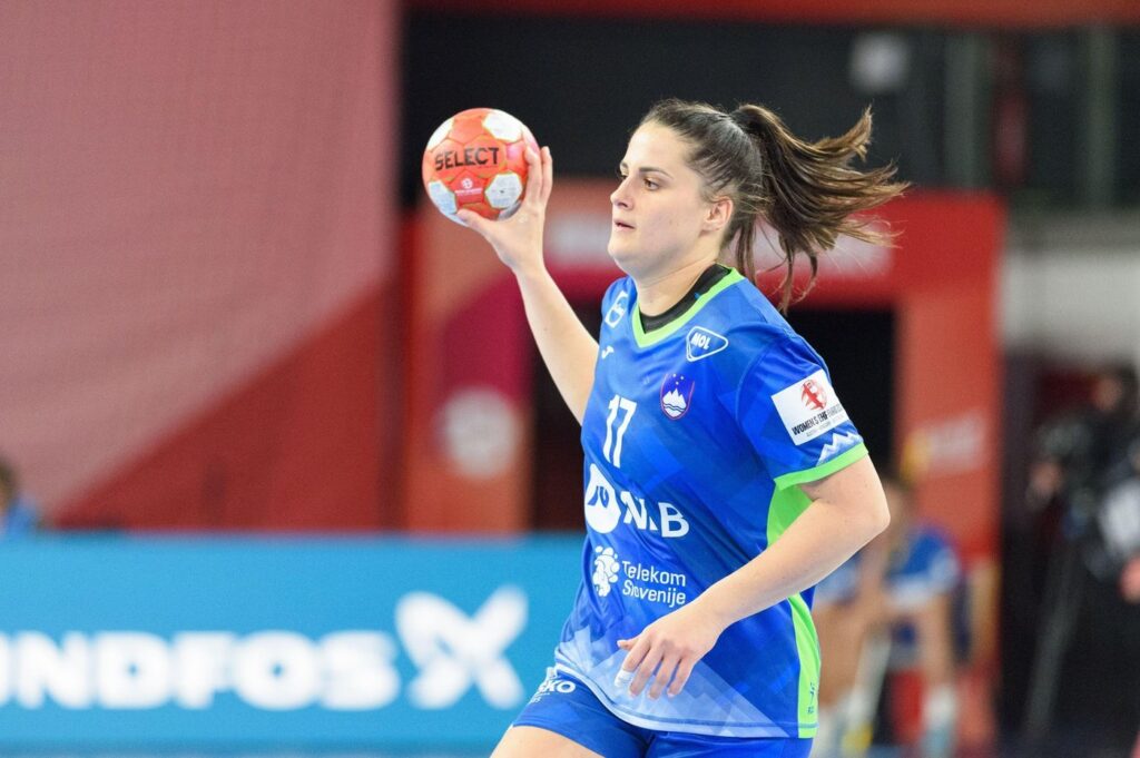 Natasa Ljepoja (17 Slovenia) during the 2024 European Handball Championship preliminary round match between Slovenia and Slovakia at Olympiahalle in Innsbruck, Austria. (Sven Beyrich/SPP)