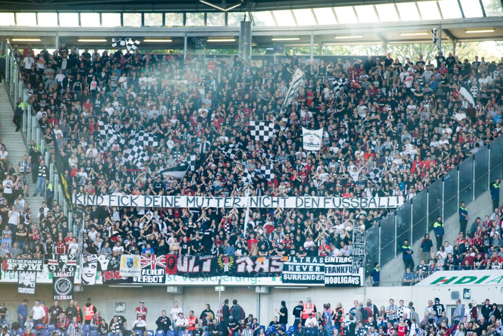 FGrankfurter Fans halten einen Banner hoch Kind fick deine Mutter nicht den Fussball Fan Fans