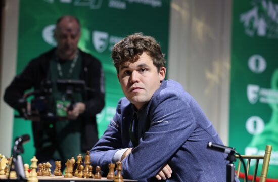 Magnus Carlsen zaradi kavbojk zapustil SP