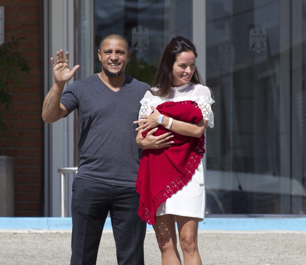 Roberto Carlos and his wife Mariana Lucon take their newborn baby home