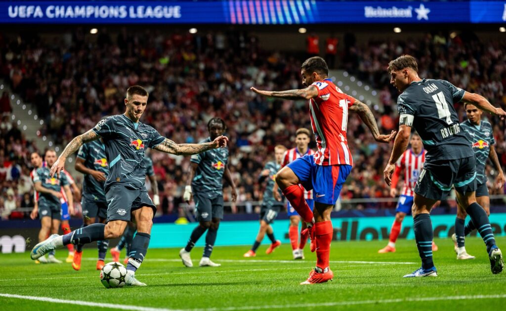 Leipzigs Benjamin Sesko gegen Madrids Angel Correa. Fussball UEFA Champions League, Vorrunde 1. Spieltag: Atletico Madri