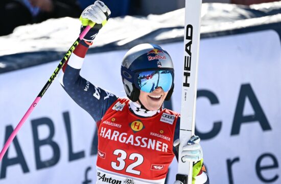 Ilka Štuhec brez nasmeška, dvignjeni roki Lindsey Vonn