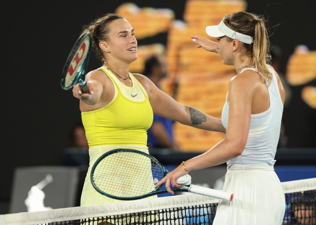 Paula Badosa gratuliert der Siegerin Aryna Sabalenka Australian Open 2025, Melbourne Park, Melbourne, Victoria, Australia. *** Paula Badosa congratulates the winner Aryna Sabalenka