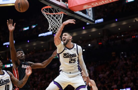 LA Lakers so se ogreli za novega centra