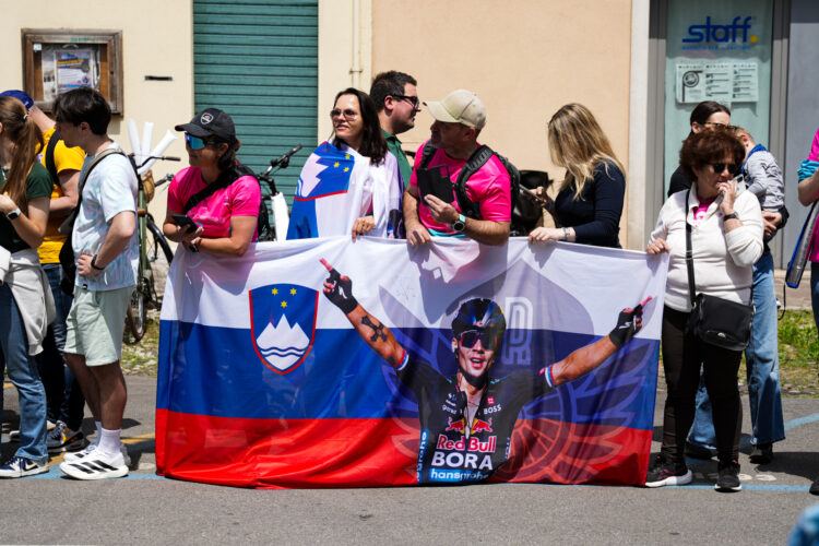 navijači Primoža Rogliča