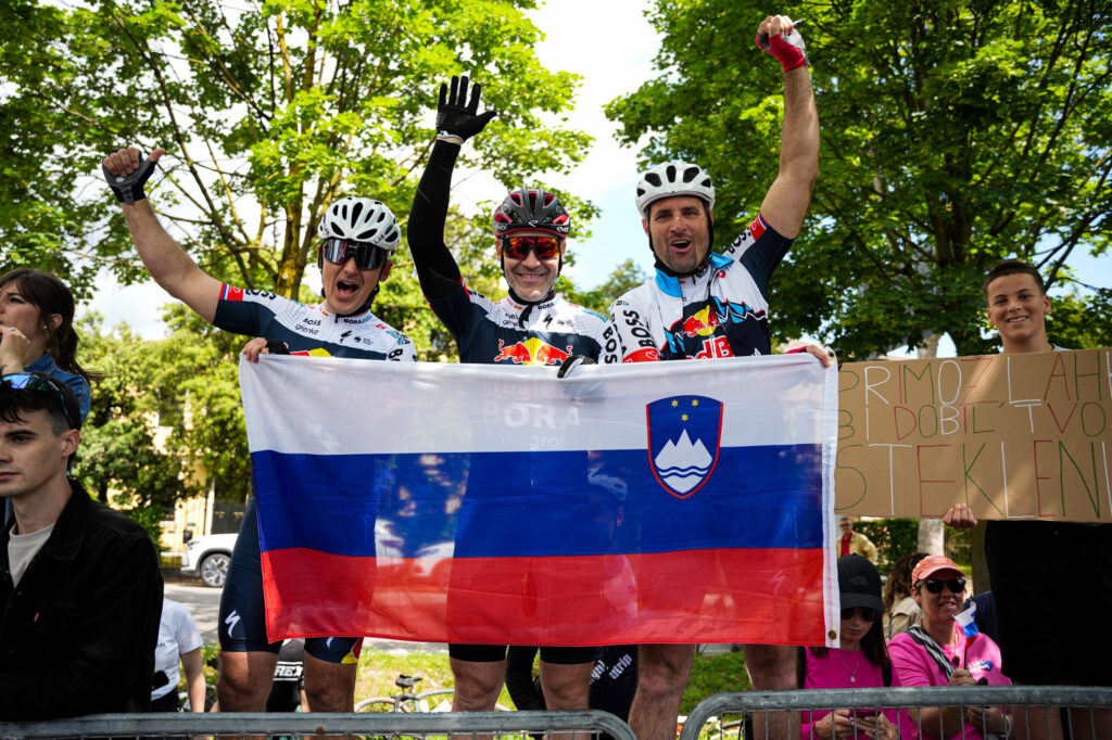 navijači Primoža Rogliča