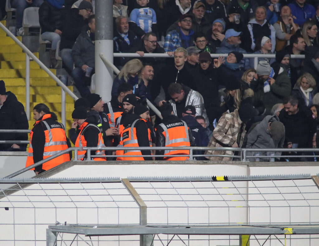 München, Deutschland 18. Februar 2024: Fussball, Herren, 3.Liga, Saison 2023/2024, TSV 1860 München - Hallescher FC, Grü
