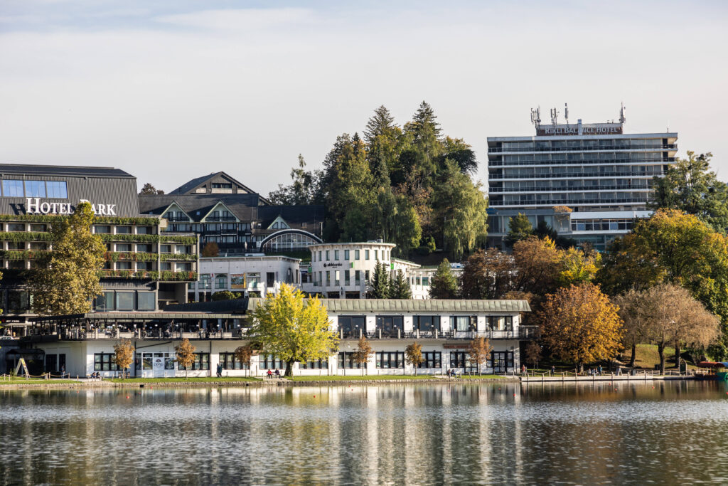 Hotel Park und Rikli Balance Hotel am Bleder See im Herbst, Slowenien, 11.10.2021. Bleder See *** Hotel Park and Rikli B