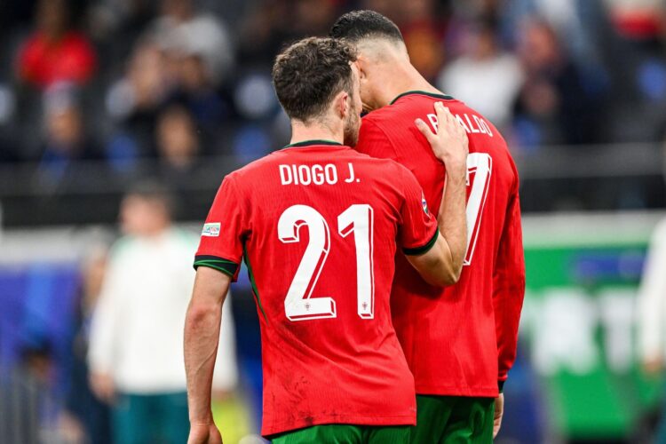 FRANKFURT - Diogo Jota of Portugal consoles Cristiano Ronaldo of Portugal after missing a penalty during the UEFA EURO 2024 round of 16 match between Portugal and Slovenia at the Frankfurt Arena on July 1, 2024 in Frankfurt, Germany. ANP | Hollandse Hoogt