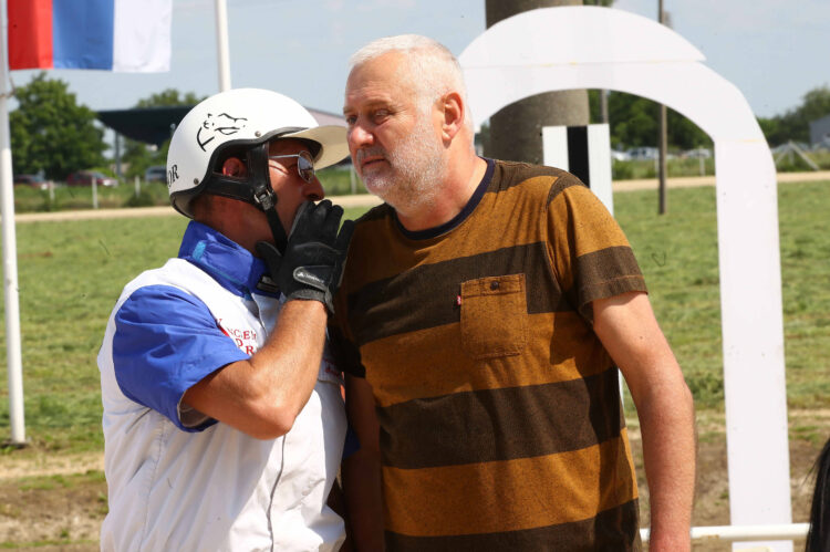NBA Spieler und Pferdebesitzer Nikola Jokic verfolgt Trabrennen in Sombor NIKOLA JOKIC BRANISLAV JOKIC father of NIKOLA