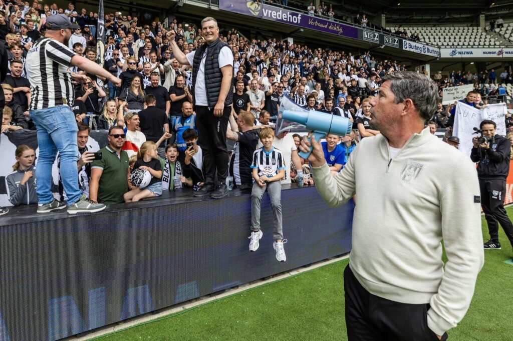 ALMELO - Heracles Almelo coach Erwin Van de Looi says goodbye after the Dutch Eredivisie match between Heracles Almelo and NEC at the Erve Asito stadium on May 18, 2025 in Almelo, Netherlands. ANP VINCENT JANNINK