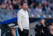 Tilburg, Netherlands. 09th May, 2025. TILBURG, NETHERLANDS - MAY 9: Coach Erwin van de Looi of Heracles Almelo looks on during the Dutch Eredivisie match between Willem II and Heracles Almelo at Koning Willem II Stadion on May 9, 2025 in Tilburg, Netherla
