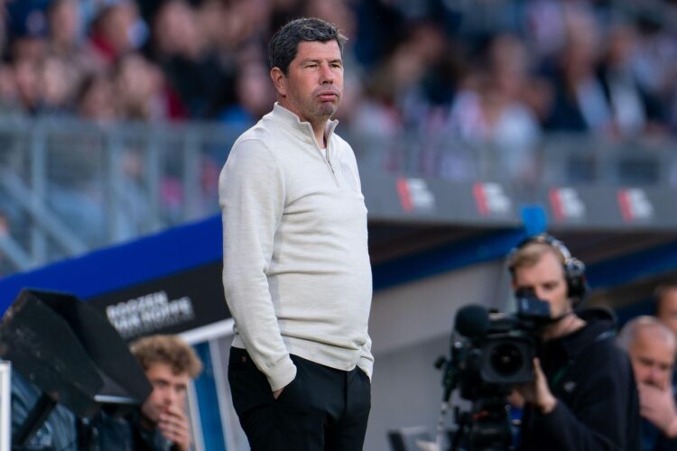 Tilburg, Netherlands. 09th May, 2025. TILBURG, NETHERLANDS - MAY 9: Coach Erwin van de Looi of Heracles Almelo looks on during the Dutch Eredivisie match between Willem II and Heracles Almelo at Koning Willem II Stadion on May 9, 2025 in Tilburg, Netherla