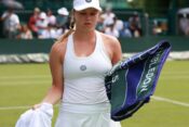 Veronika Erjavec (SLO) mit Eispack auf der SchulterTennis - Wimbledon 2025 - London - Grand Slam ITF / ATP / WTA - AELTC - Great Britain - 2025
