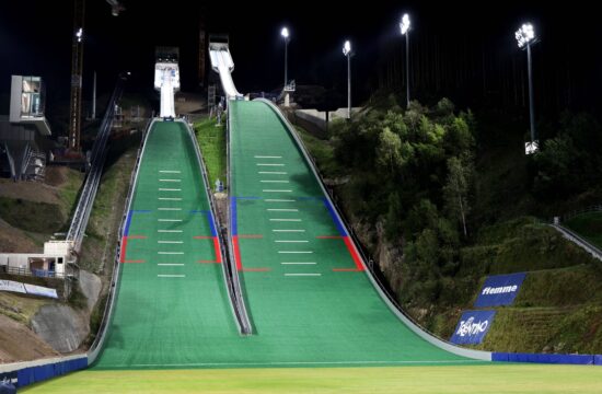 Dobre novice iz Predazza, a avstrijski as brez dlake na jeziku