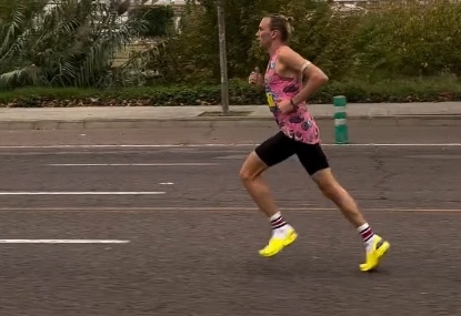 Ne boste verjeli, v čem je polmaraton pretekel “nori” Rus