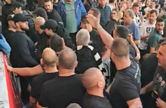 Vučićeve privržence nagnali iz beograjske Arene (VIDEO)