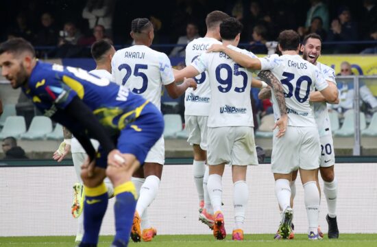 Inter v izdihljajih tekme rešil avtogol, Como ponagajal Napoliju
