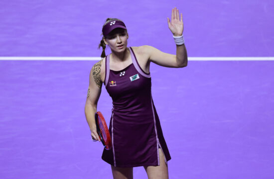 Ribakina ostaja v igri za 4,5 milijone evrov, v polfinale še Anisimova