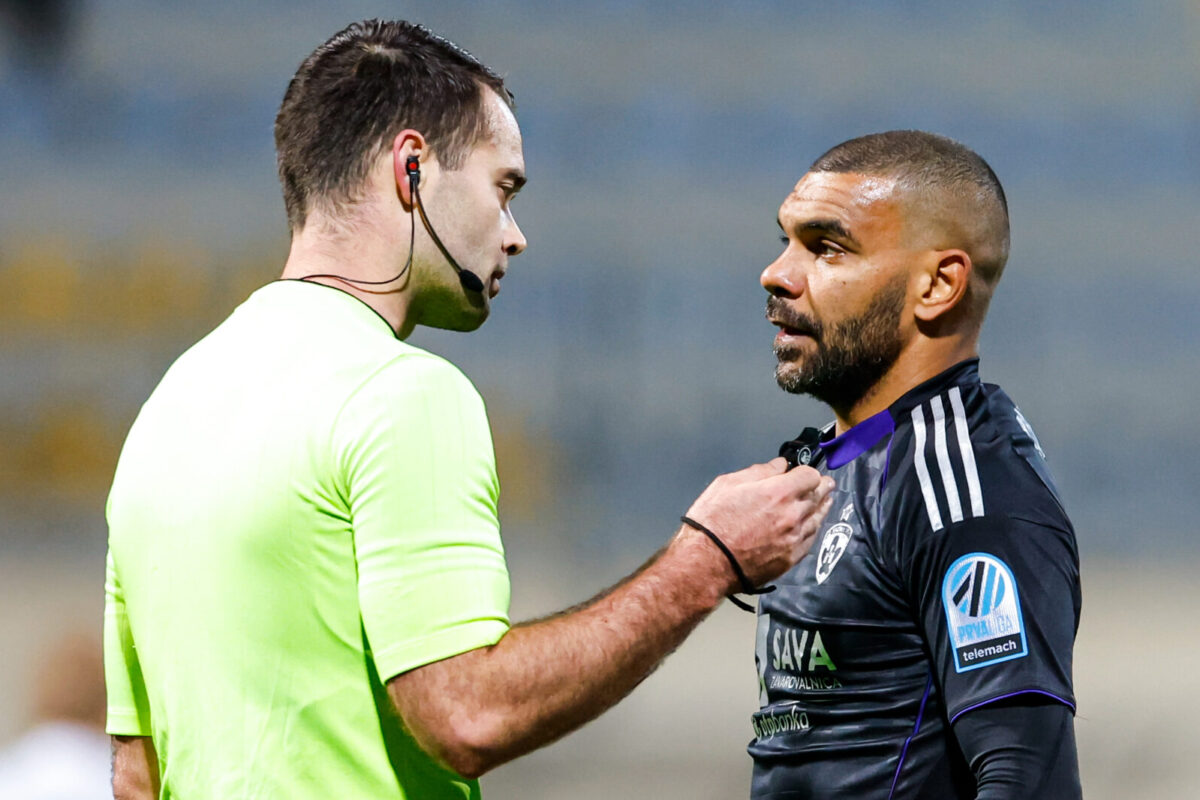 Sodnik izgubil nadzor nad tekmo, trener Maribora besnel