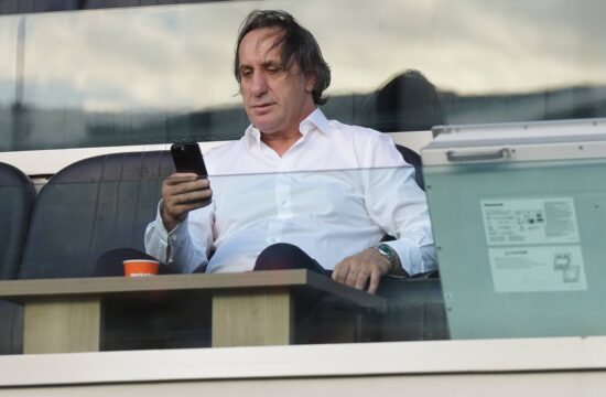 Afera s stavami se razpleta, med osumljenimi tudi Sešlarjev šef