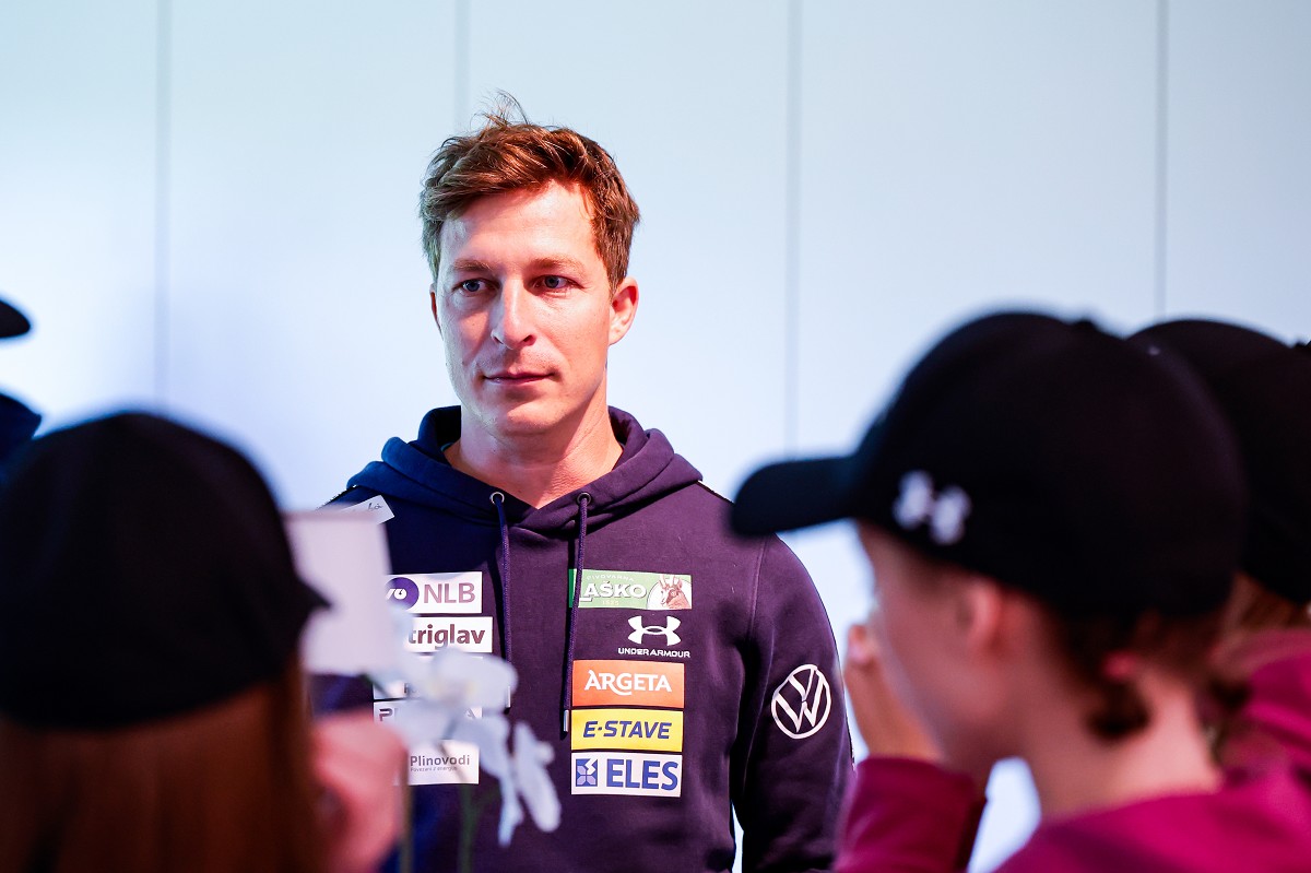 Jurij Tepeš miri Niko Prevc