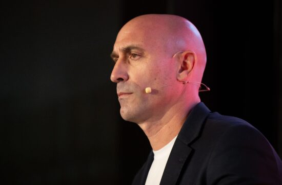 Stric z jajci napadel nekdanjega šefa španske nogometne zveze (VIDEO)