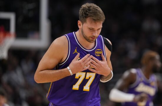 Vidno utrujeni Dončić spet podiral rekorde (VIDEO)