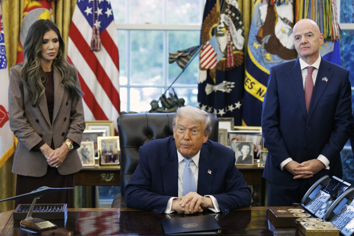 Infantino miri, Trump pa grozi z odvzemom tekem