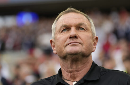 Kek o kritikah, žaljivkah, kavčarjih in rezih v srce